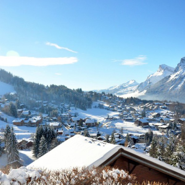 Les Carroz dorp in de winter